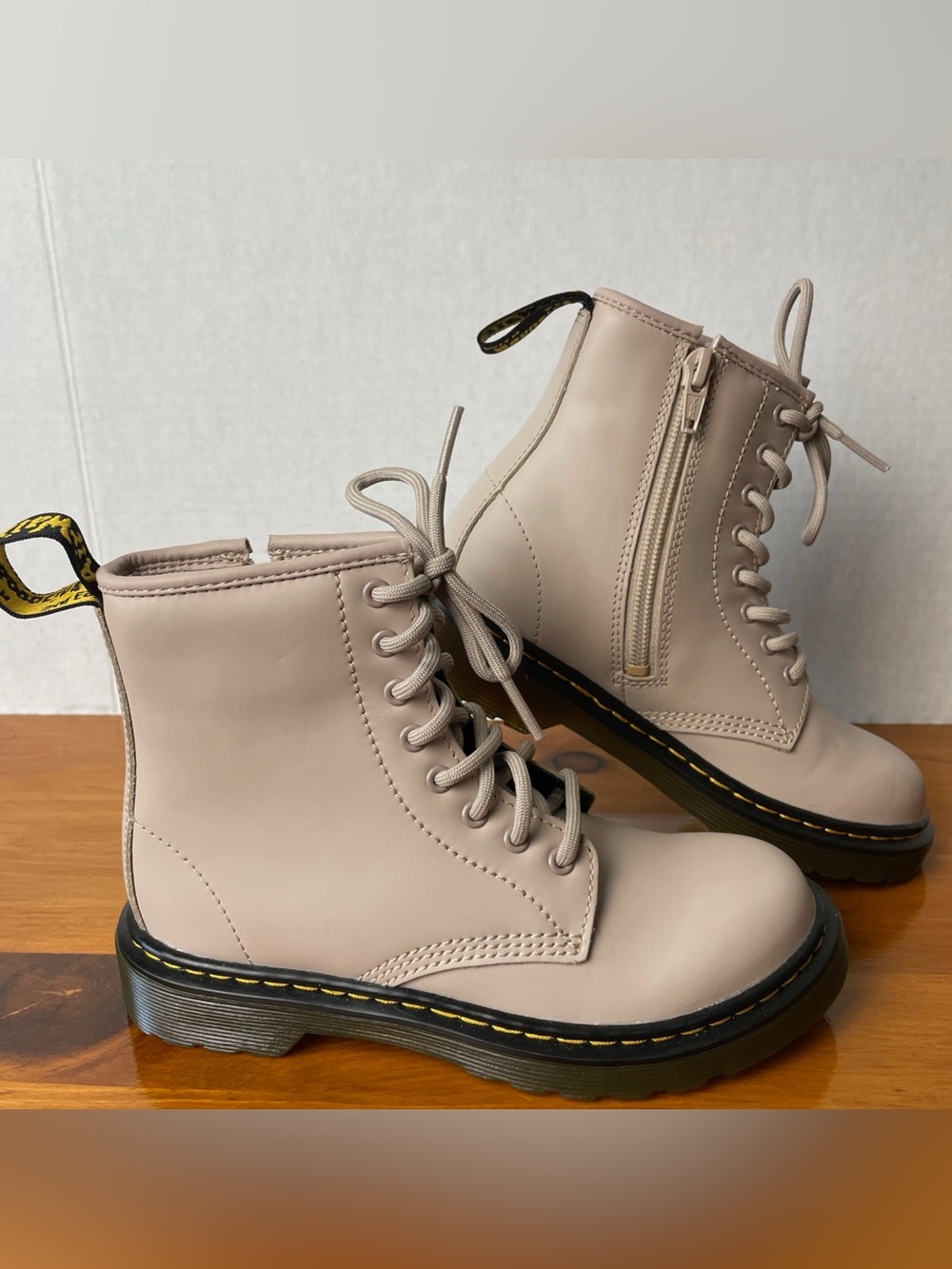 Dr. Martens Airwair Boots Kids Youth Size 1 Combat Neutral Taupe Leather Zip